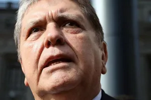 Bị cảnh sát bắt, cựu Tổng thống Peru tự bắn vào cổ mình