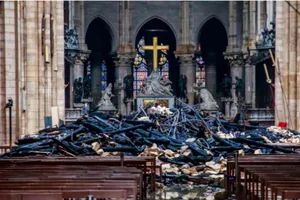 Hình ảnh nhà thờ hư hại nặng, ông Macron hứa sửa trong 5 năm