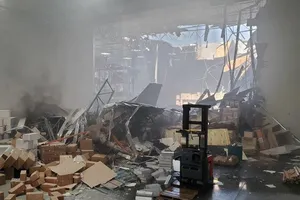 F-16 đâm xuống nhà kho ở Mỹ