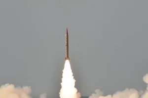 Ấn Độ-Pakistan thử bom, tên lửa, hai Thủ tướng điện đàm