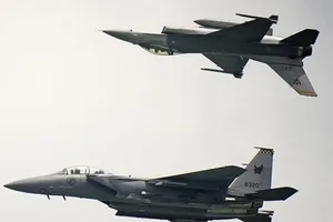Singapore đưa 2 F-15 hộ tống máy bay chở khách báo động bom