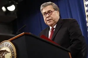 Bộ trưởng Mỹ nói khổ sở né chỉ trích giống lính D-Day né đạn