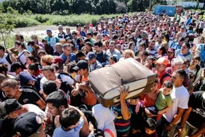 Ông Maduro mở lại biên giới với Colombia sau 4 tháng đóng cửa