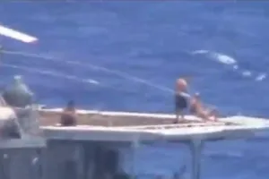 Thủy thủ Nga tắm nắng giữa lúc tàu Nga suýt va tàu Mỹ