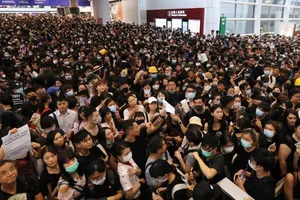Tòa án Hong Kong buộc người biểu tình rời khỏi sân bay