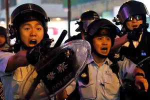 Hong Kong: Vì sao súng nổ?