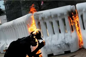 Người biểu tình Hong Kong xung đột người ủng hộ Trung Quốc