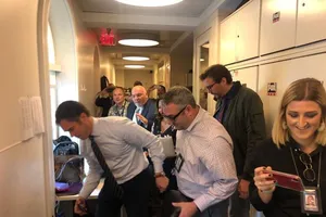 Rượt đuổi truy bắt chuột trong Nhà Trắng