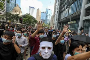 Hong Kong: Xuống đường phản đối cấm mang mặt nạ biểu tình