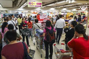 Hong Kong: Dân đổ xô tích trữ thực phẩm, rút tiền mặt