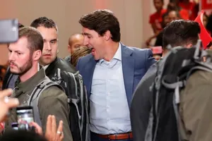 Thủ tướng Canada mặc áo chống đạn vận động tranh cử