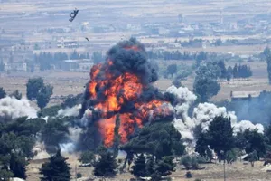 Hình ảnh Mỹ ném bom phá hủy căn cứ ở Syria trước khi rời đi