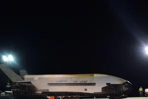 Mỹ hạ cánh tàu quỹ đạo bí ẩn sau 780 ngày trên không gian