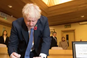 Thủ tướng Anh đến Essex viết sổ chia buồn với 39 nạn nhân