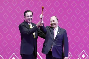 Thủ tướng nhận chiếc búa Chủ tịch ASEAN từ Thủ tướng Thái Lan. Ảnh: VGP