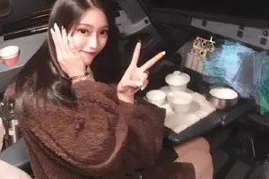 Phi công bị cấm bay vĩnh viễn vì đưa nữ sinh vào buồng lái