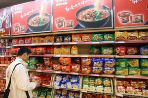 Trung Quốc: Kinh tế xuống, dân tiện tặn ăn mì gói