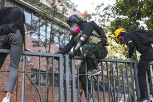 Hong Kong: 200 người biểu tình dưới 18 tuổi được tự do