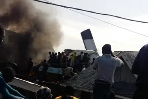 Máy bay chở khách rơi xuống khu dân cư 