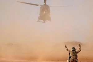 Hai trực thăng va nhau trên không, 13 binh sĩ Pháp thiệt mạng