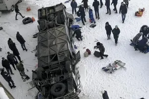 Xe buýt lọt cầu rơi xuống sông băng, 19 người chết thảm