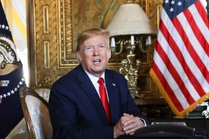Tổng thống Mỹ Donald Trump trao đổi với báo chí sau một cuộc họp qua điện thoại với các thành viên quân đội cấp cao từ khu nghỉ dưỡng Mar-a-Lago của ông ở bang Florida (Mỹ) ngày 24-12. Ảnh: REUTERS