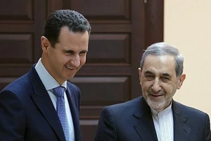 Ông Ali Akbar Velayati (phải) gặp Tổng thống Syria Bashar al-Assad (trái) trong chuyến thăm Syria năm 2018. Ảnh: AP