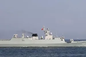 Tàu hộ tống hạng nhẹ Khâm Châu trong cuộc tập trận ở biển Đông. Ảnh: WEIBO