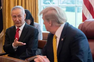 Phó Thủ tướng Trung Quốc Lưu Hạc (trái) trong một cuộc gặp với Tổng thống Mỹ Donald Trump (phải) tại Nhà Trắng (Mỹ). Ảnh: AFP