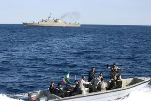 Lính thủy Iran trên một xuồng cao tốc ở biển Oman trong ngày tập trận chung thứ ba Iran-Nga-Trung Quốc. Ảnh: REUTERS