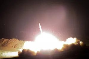 TIran nã hàng chục tên lửa vào căn cứ Mỹ ở Iraq. Ảnh: TWITTER