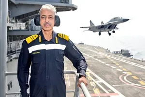 Phó Tham mưu trưởng Hải quân Ấn Độ - Phó Đô đốc Murlidhar Sadashiv Pawar trên tàu sân bay INS Vikramaditya. Ảnh: TWITTER