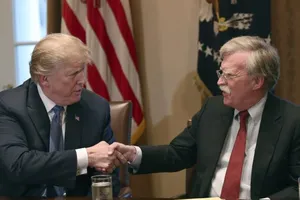 Tổng thống Donald Trump (trái) và Cố vấn an ninh quốc gia John Bolton. Ảnh: AP
