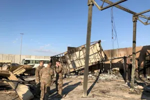 Binh sĩ Mỹ tại căn cứ Ayn al-Asad sau khi bị Iran nã tên lửa. Ảnh: REUTERS