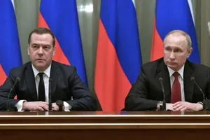 Thủ tướng Nga Dmitry Medvedev (trái) và Tổng thống Nga Vladimir Putin. Ảnh: REUTERS