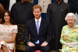 Nữ hoàng Elizabeth II (phải) và vợ chồng Hoàng tử Harry. Ảnh: REUTERS