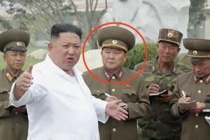 Tân Bộ trưởng Quốc phòng Triều Tiên Kim Jong-gwan (trong vòng tròn). Ảnh: KCNA