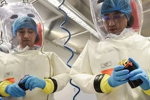 Các nhà khoa học làm việc tại phòng thí nghiệm cao cấp nghiên cứu virus ở Vũ Hán. Ảnh: DAILY MAIL