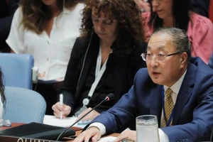 Đại sứ Trung Quốc tại Liên Hiệp Quốc Zhang Jun (phải) vừa lên tiếng chuyện WHO tuyên bố tình trạng khẩn cấp y tế toàn cầu dịch virus Corona. Ảnh: REUTERS