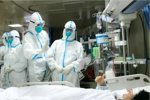 Bác sĩ ở Vũ Hán đang phải chạy đua với thời gian và đương đầu với bao khó khăn chiến đấu với dịch virus Corona. Ảnh: THX