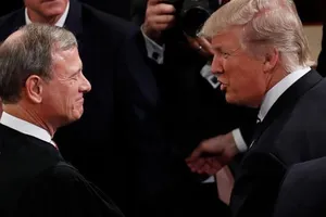 Tổng thống Donald Trump (phải) và Chánh án John Roberts (trái) - chủ tọa phiên tòa luận tội ông tại Thượng viện. Ảnh: Al JAZEERA