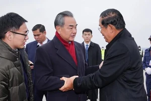 Bộ trưởng Ngoại giao Trung Quốc Vương Nghị (giữa) đón Thủ tướng Campuchia Hun Sen (phải) tại Bắc Kinh ngày 5-2. Ảnh: THX