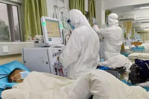 Điều trị bệnh nhân nhiễm virus Corona tại bệnh viện Trung tâm Vũ Hán, tỉnh Hồ Bắc (Trung Quốc). Ảnh: REUTERS