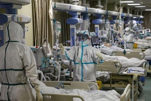 Nhân viên y tế chăm sóc bệnh nhân nhiễm virus Corona tại một bệnh viện ở Vũ Hán, tỉnh Hồ Bắc (Trung Quốc). Ảnh: REUTERS