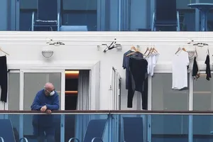 Khách trên boong tàu du lịch Diamond Princess đậu ở cảng TP Yokohama (Nhật). Ảnh: AFP