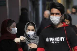 Người đi đường ở Tehran đeo khẩu trang ngừa dịch. Ảnh: AP
