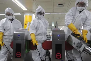 Tẩy trùng khu vực công cộng ở Hàn Quốc. Ảnh: SCMP