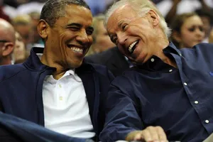 Cựu Tổng thống Barack Obama (trái) và cựu Phó Tổng thống Joe Biden. Ảnh: INDEPENDENT