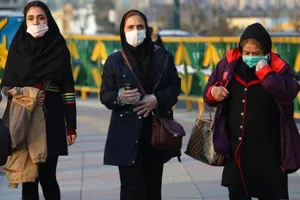 Người đi đường ở Tehran (Iran) trong mùa dịch COVID-19. Ảnh: AP