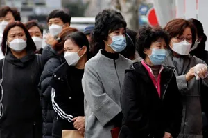 Xếp hàng chờ mua khẩu trang bên ngoài một nhà thuốc ở Daegu (Hàn Quốc). Ảnh: REUTERS